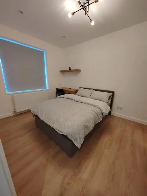 4 Bedroom House With En-Suite - Contractors Welcome - Free Parking And Wi-Fi Huddersfield Lägenhet