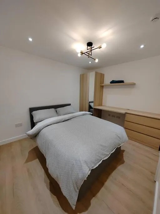 4 Bedroom House With En-Suite - Contractors Welcome - Free Parking And Wi-Fi Huddersfield