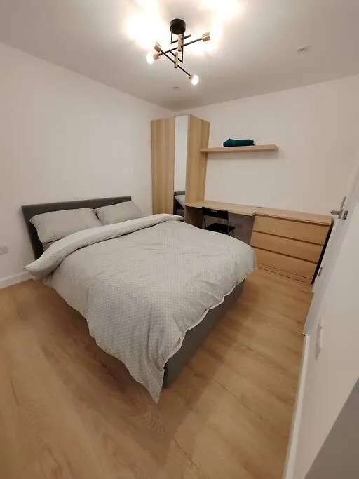 4 Bedroom House With En-Suite - Contractors Welcome - Free Parking And Wi-Fi Huddersfield 0*,  Storbritannien