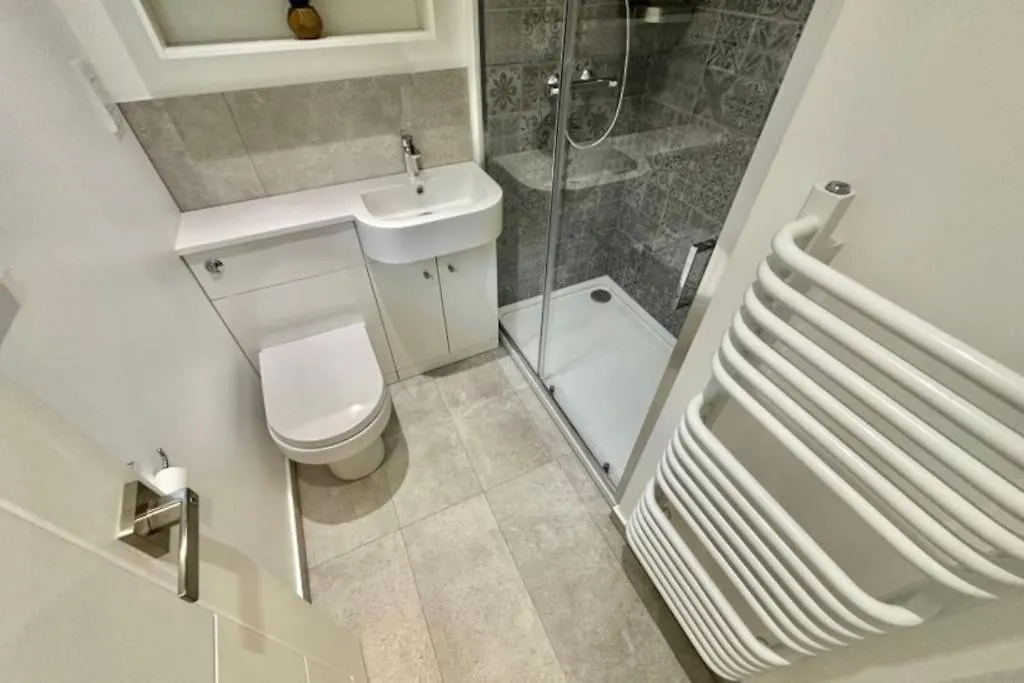 4 Bedroom House With En-Suite - Contractors Welcome - Free Parking And Wi-Fi Huddersfield Lägenhet