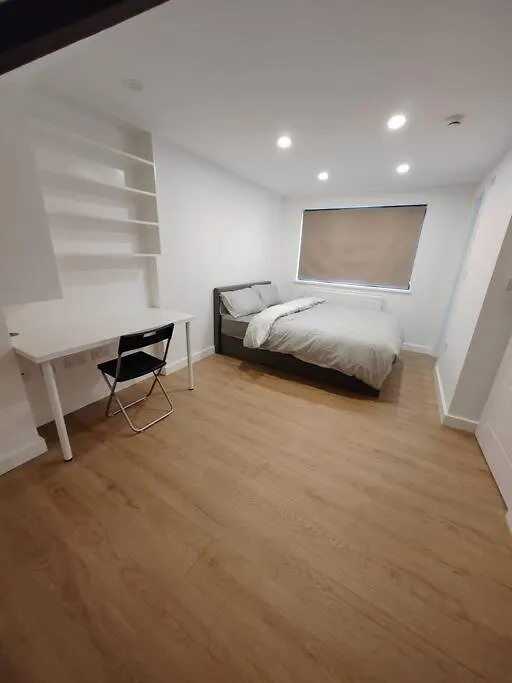 4 Bedroom House With En-Suite - Contractors Welcome - Free Parking And Wi-Fi Huddersfield Lägenhet