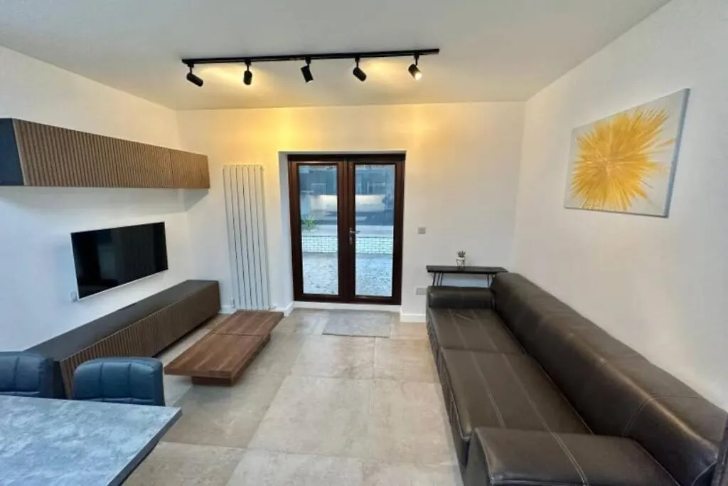 4 Bedroom House With En-Suite - Contractors Welcome - Free Parking And Wi-Fi Huddersfield