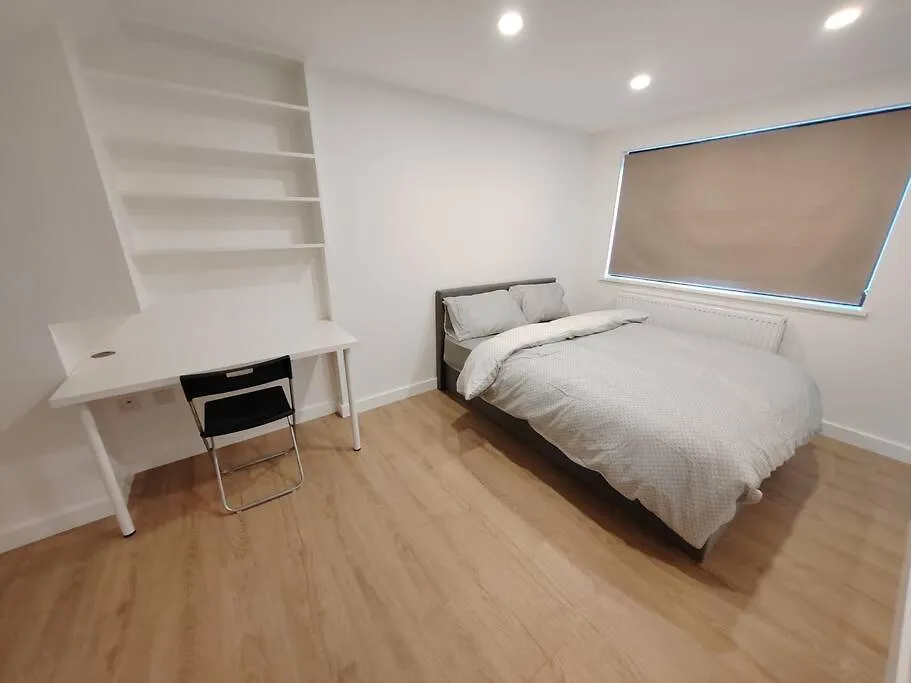 Lägenhet 4 Bedroom House With En-Suite - Contractors Welcome - Free Parking And Wi-Fi Huddersfield